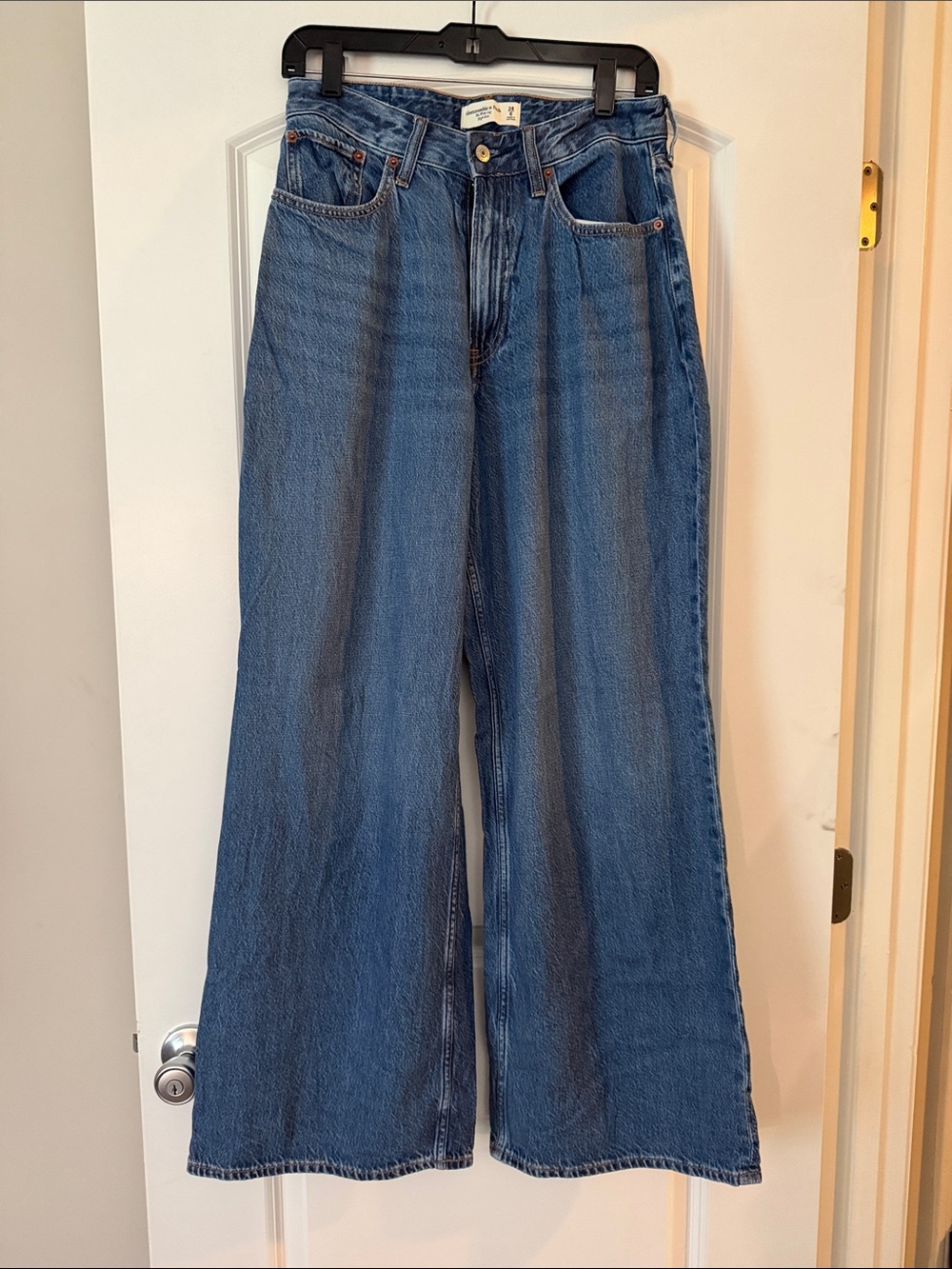 Abercrombie & Fitch Wide-Leg Jeans in Medium Blue